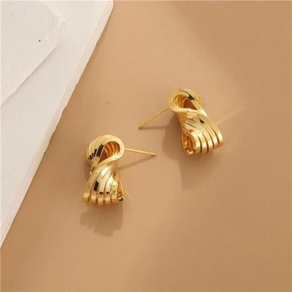 Vintage Ribbed Square Heart Earrings – Timeless Clip-On Statement Jewelry - Picture 4 of 5